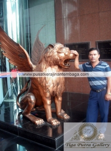patung tembaga singa terbang